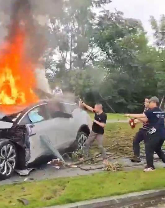 国产车发生车祸起火视频,事故现场触目惊心